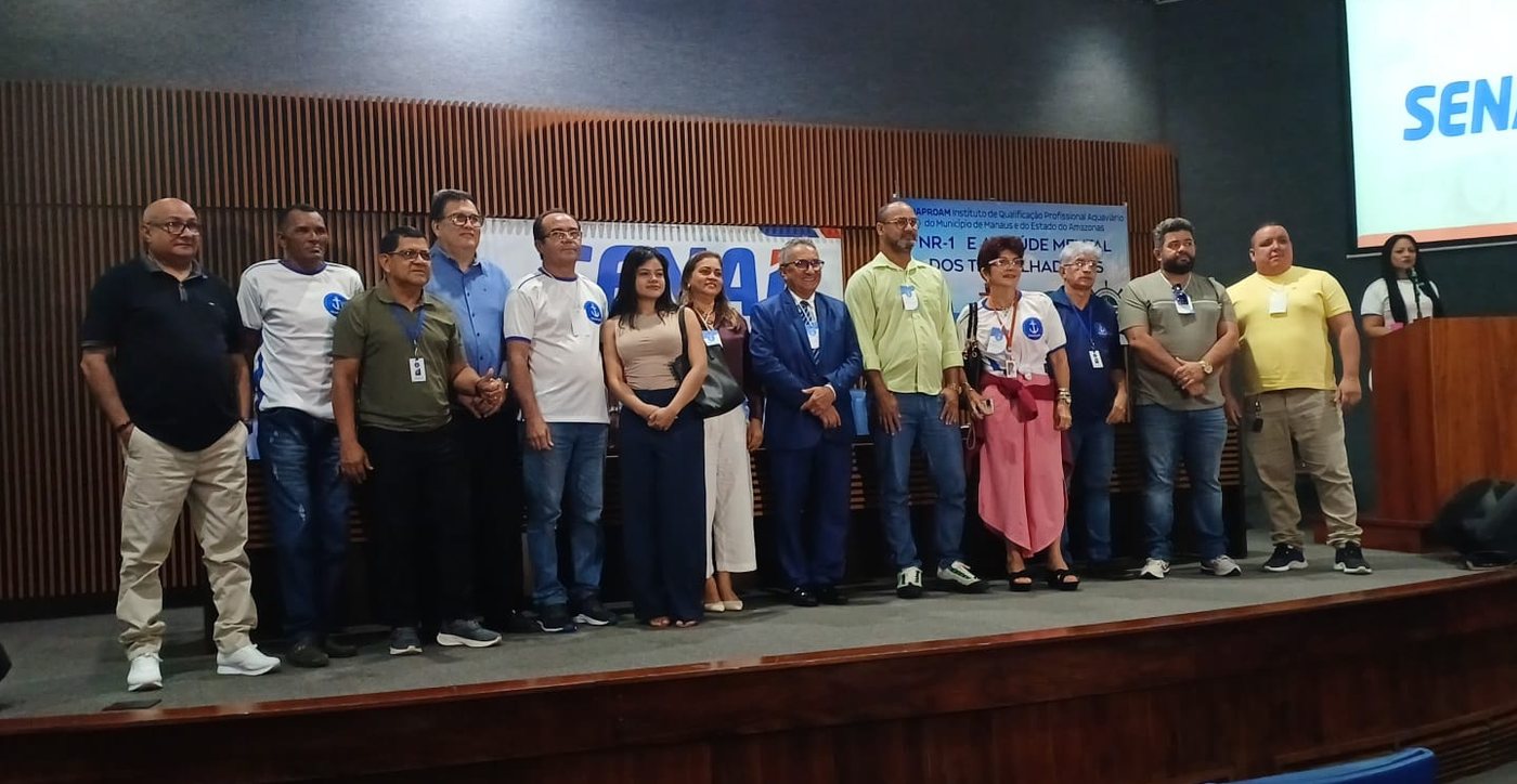 Diretoria e participantes do seminário
